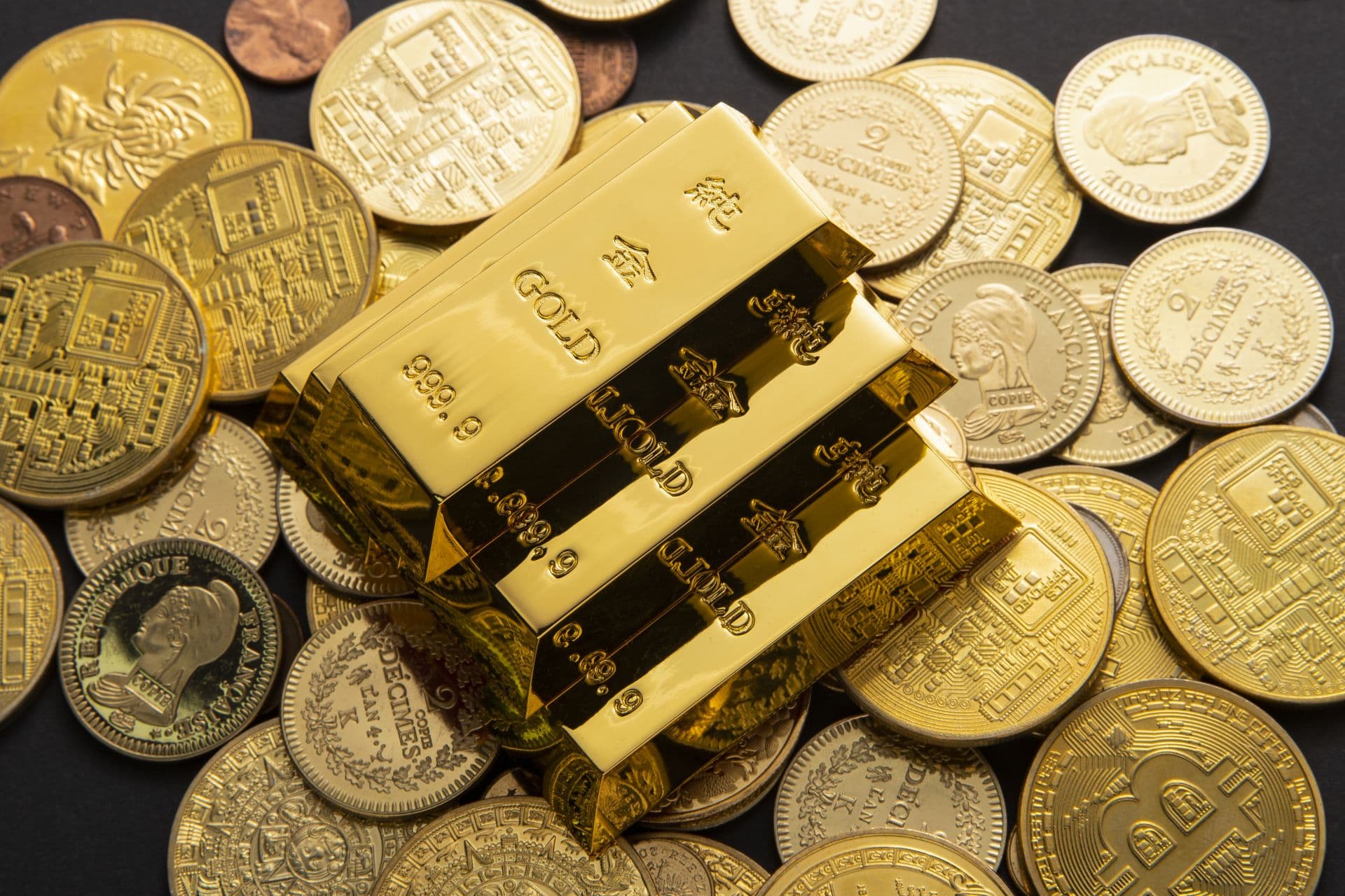 Goldbarren und Münzen